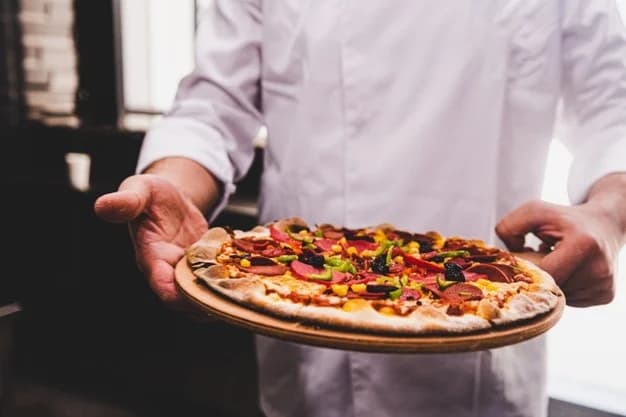 Şef pizzayı servis ediyor