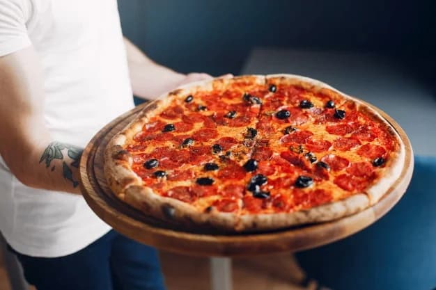 Şef pizzayı hazırlıyor