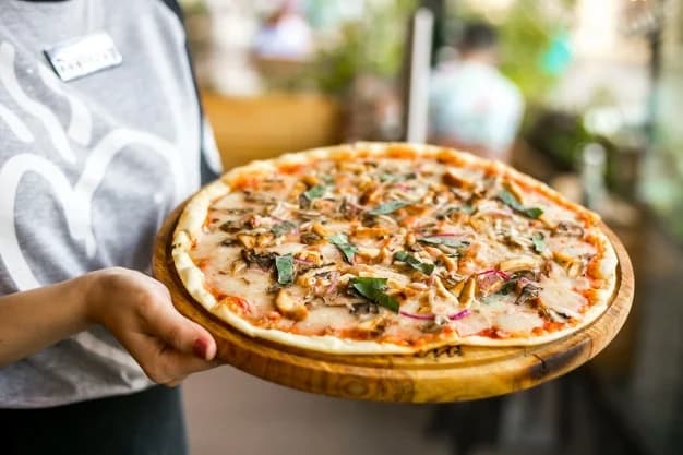 Tavuklu sebzeli pizza