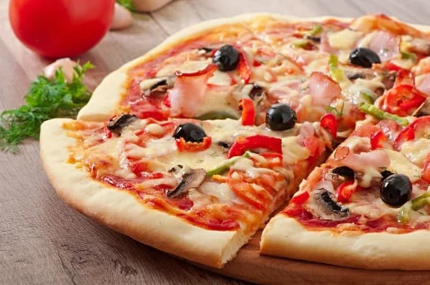 Jambonlu mantarlı pizza