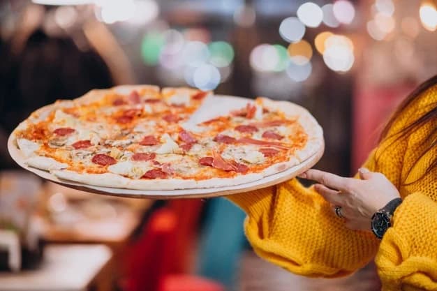 Salamlı pizza servisi